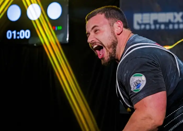 Referee lights in a powerlifting meet. Photo by @marqueviski_fotos
